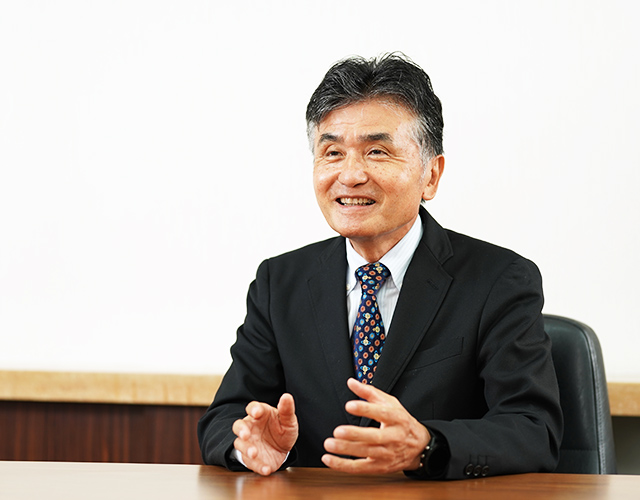 写真：こまつ自動車学校長 藪上 利悦
